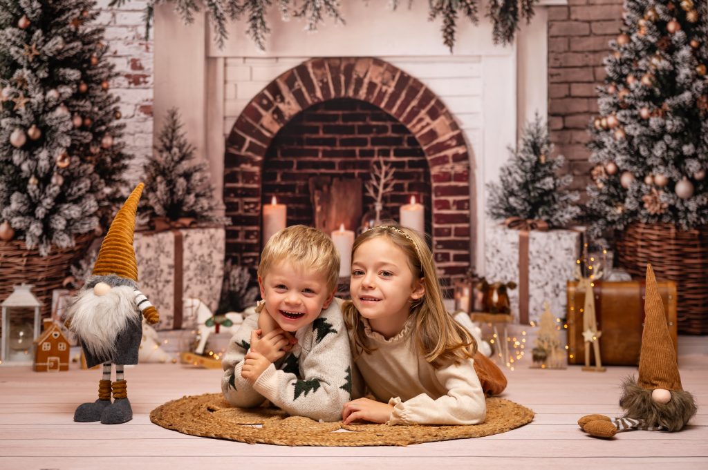 Enfants en séance photo de Noël à domicile près de Marseille
